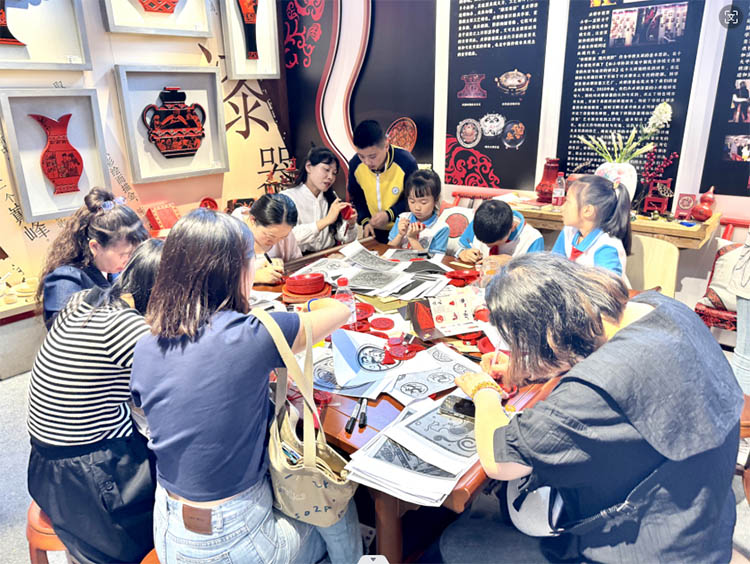 學生體驗。成都市勝西小學供圖