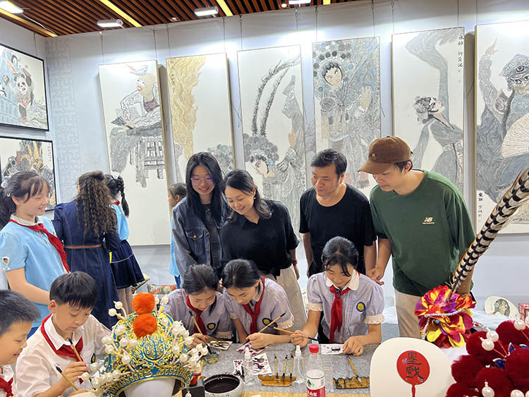 家長觀看學生創作作品。成都市泡桐樹小學境界分校供圖