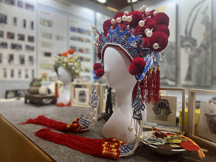 學生做的戲飾。成都市泡桐樹小學境界分校供圖