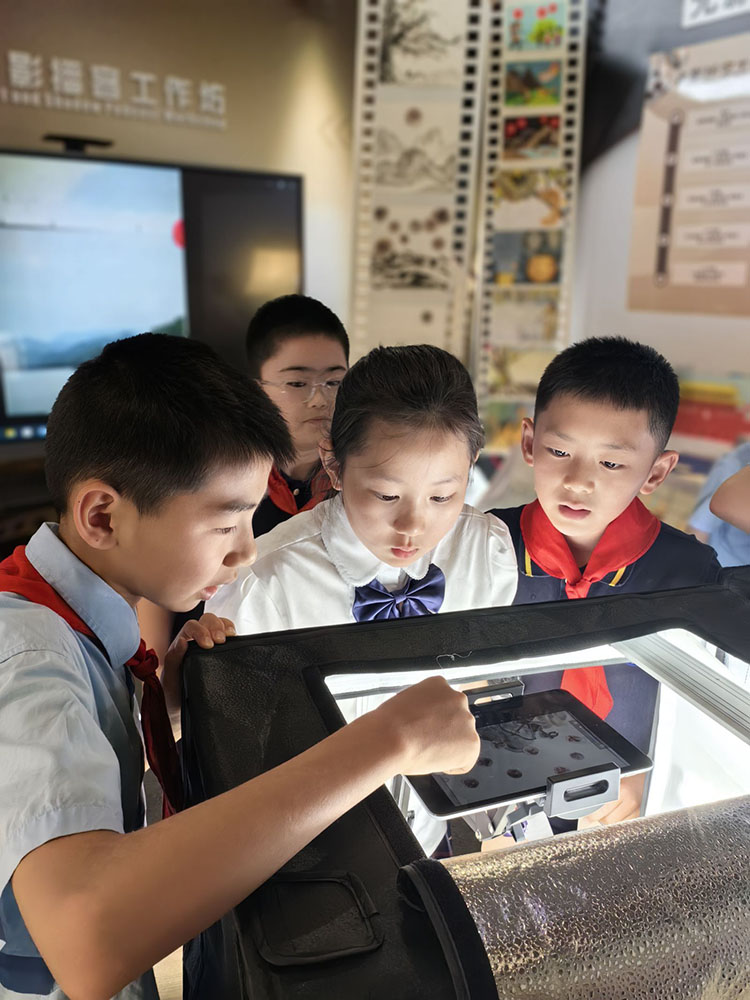 同學們體驗光影原理。青羊區教科院附屬實驗學校供圖