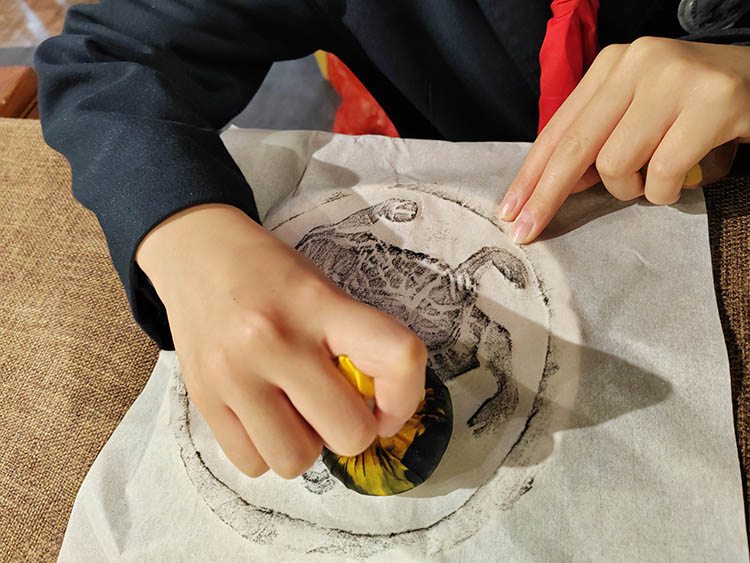 一位學生正在拓印。成都市青羊實驗中學附屬小學供圖