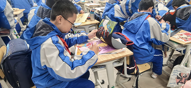 課堂上的同學正在作畫。青羊實驗中學供圖