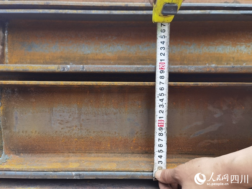 和普通支撐用鋼材比較，德勝隧道用于支撐的鋼材要大一號。上面為普通工字鋼，下面為德勝使用的H型鋼。人民網記者 郭瑩攝