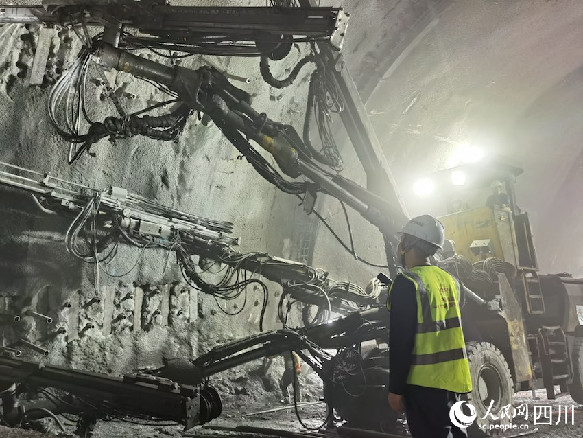 施工人員正在進行貫通最后的施工。人民網記者 郭瑩攝