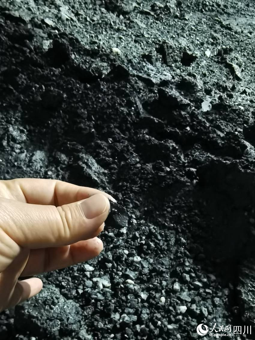 隧道內圍巖軟弱，遇水成為粉渣。人民網記者 郭瑩攝