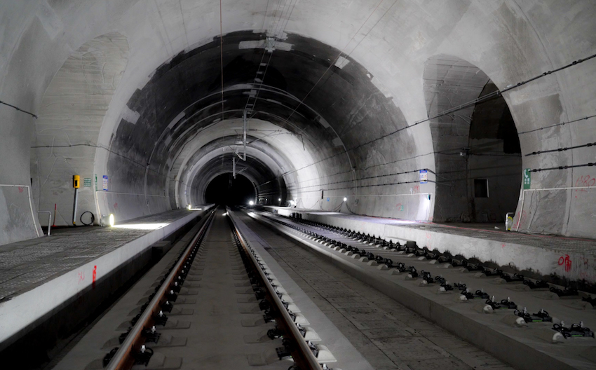 無砟軌道施工完成。成蘭公司供圖