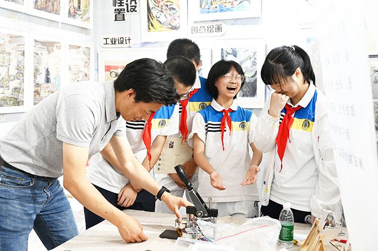 市民現場體驗。成都市石室聯合中學供圖