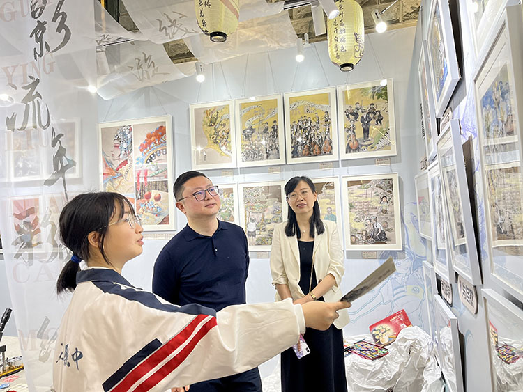 學生向市民介紹作品。成都市石室聯合中學供圖