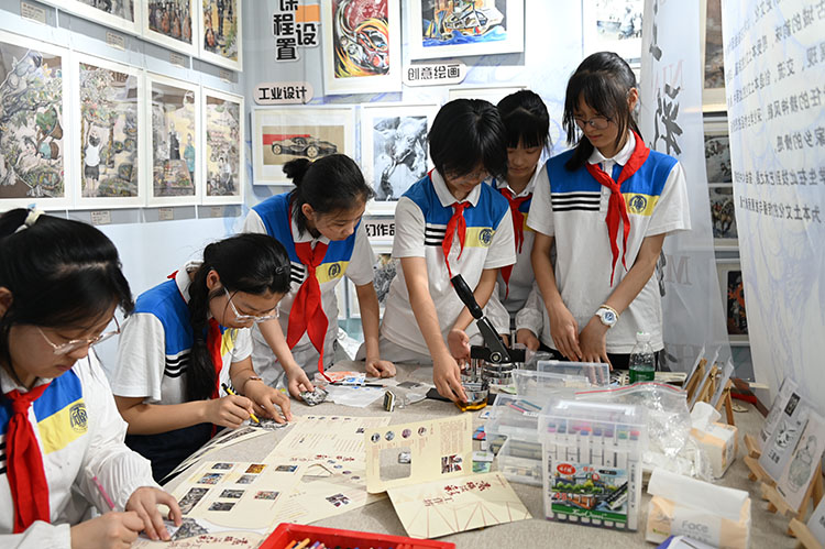 學生正在創作作品。成都市石室聯合中學供圖