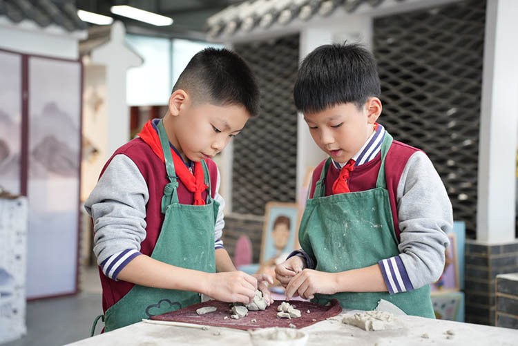 兩位學生正在做陶藝。成都市同輝（國際）學校供圖