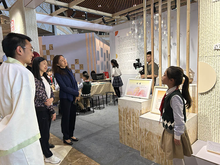 市民參觀工作坊。成都市同輝（國際）學校供圖