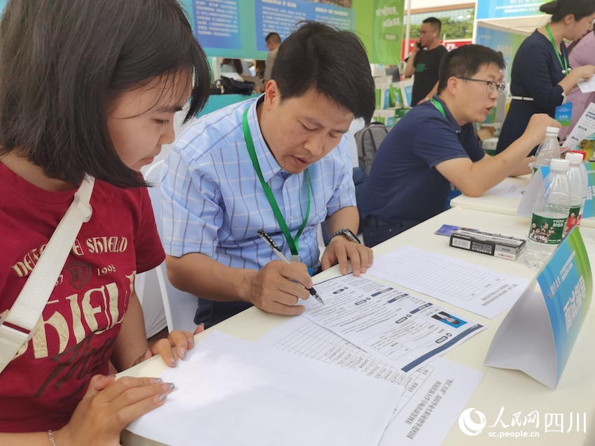 就業導師羅峰在為學生進行簡歷指導。人民網 郭瑩攝