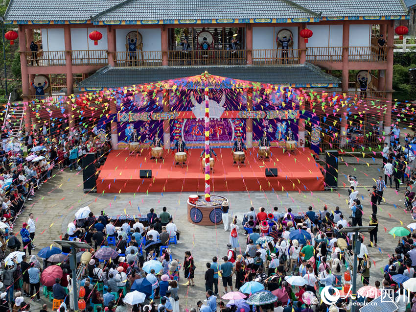 精彩紛呈的節目。何為攝