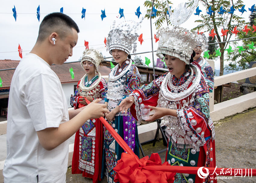 游客喝“攔門酒”。人民網 彭茜攝