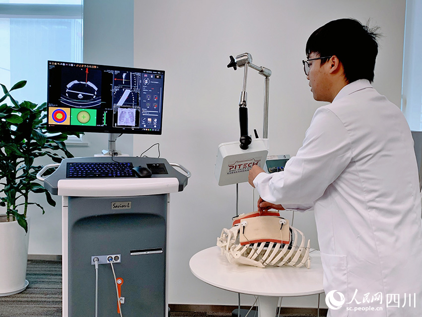 工作人員正在演示皮下穿刺機器人。人民網記者 郝帥攝