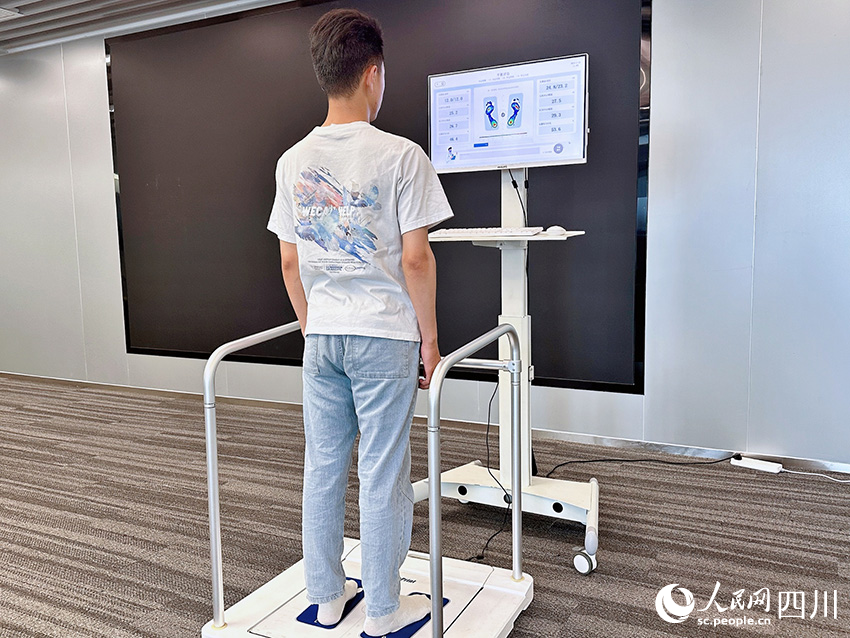 平衡功能評估與訓練系統。人民網記者 郝帥攝