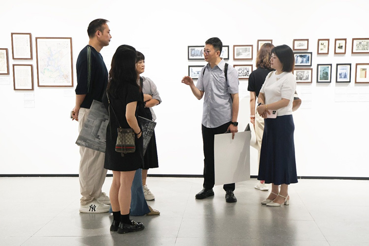 展覽現場交流。翠屏區融媒體中心供圖