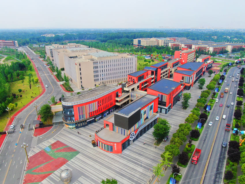 成都影視城已然成為影視拍攝熱土。何曼青攝