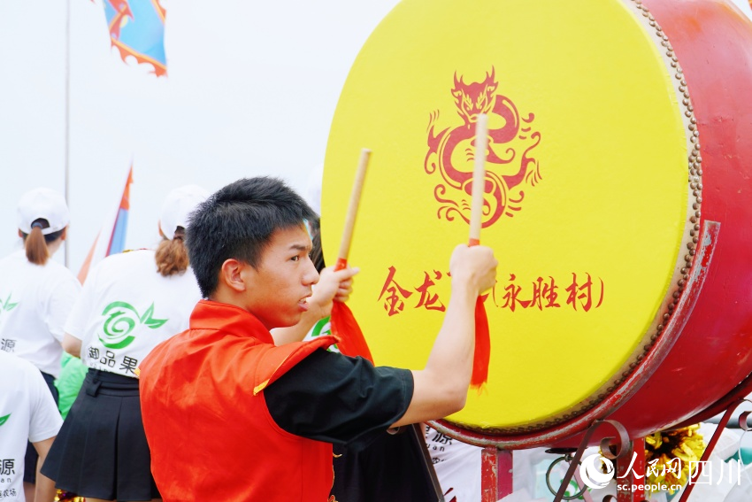 鼓手為比賽隊伍擊鼓助力。人民網 趙祖樂攝