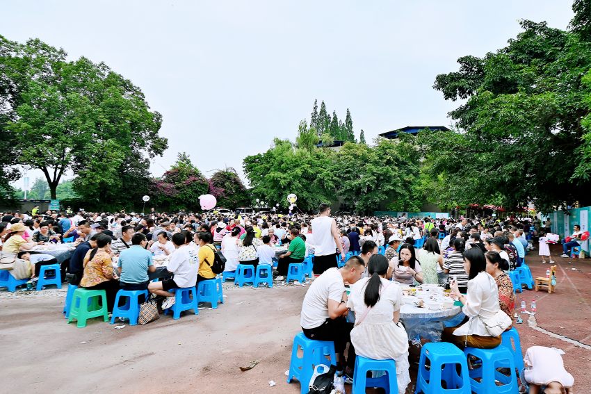 千桌萬人豆花宴現場。東坡區委宣傳部供圖