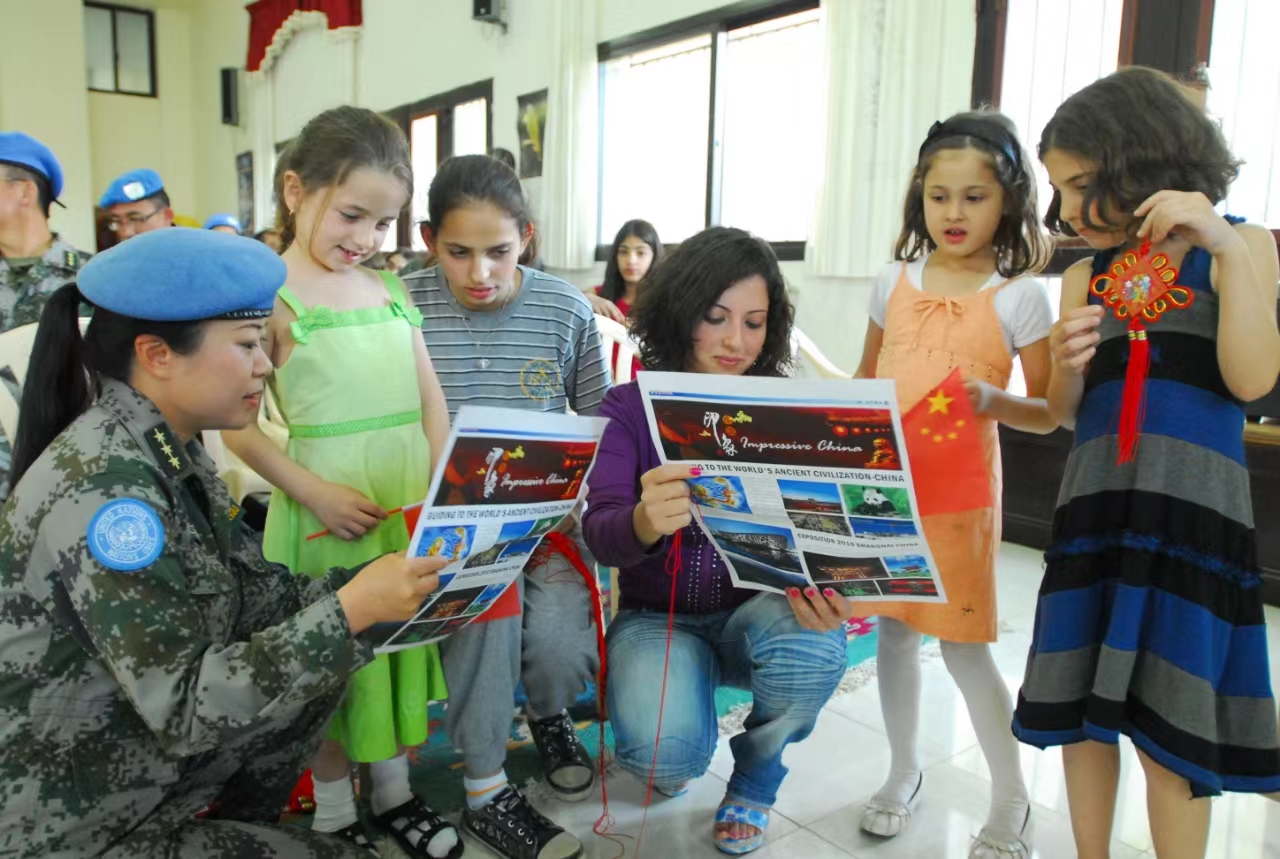 肖麗佳第一次維和期間，向當地孩子介紹中國傳統文化。西部戰區總醫院供圖