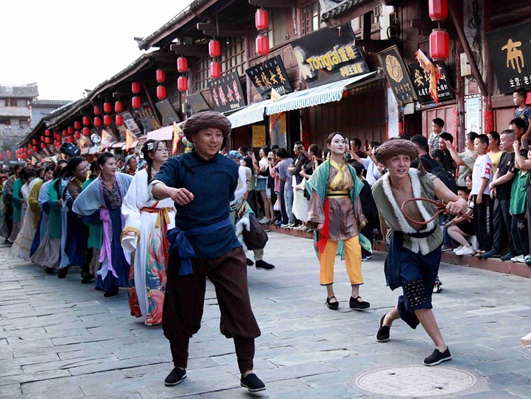 會理端午節巡游活動現場。沙琳供圖