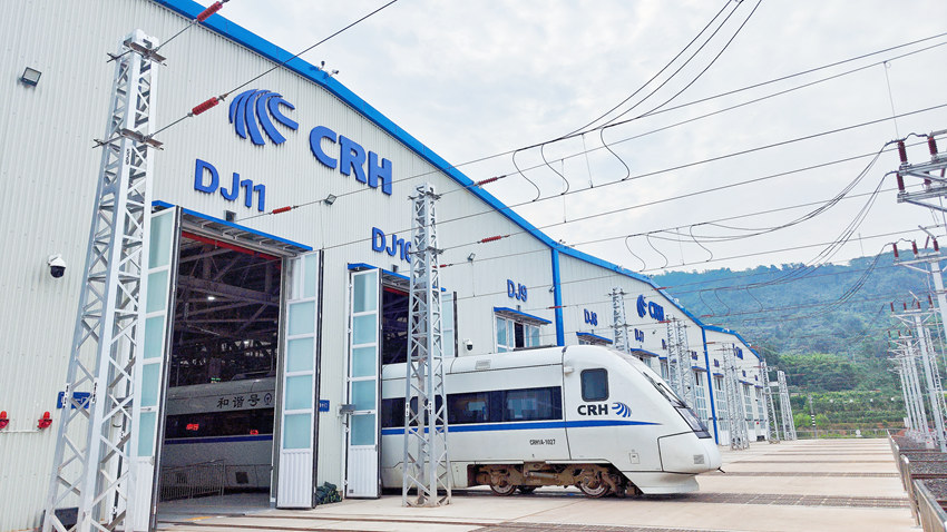 首列動車駛入天府動車所。中國鐵路成都局成都動車段供圖