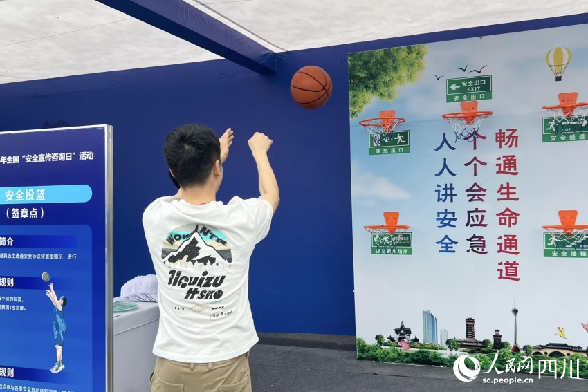 市民在創意互動區進行體驗。人民網 趙祖樂攝