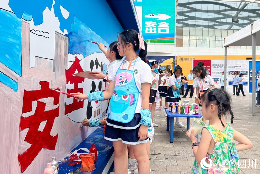 小朋友們用他們喜愛的方式描繪心中的安全世界。人民網 趙祖樂攝