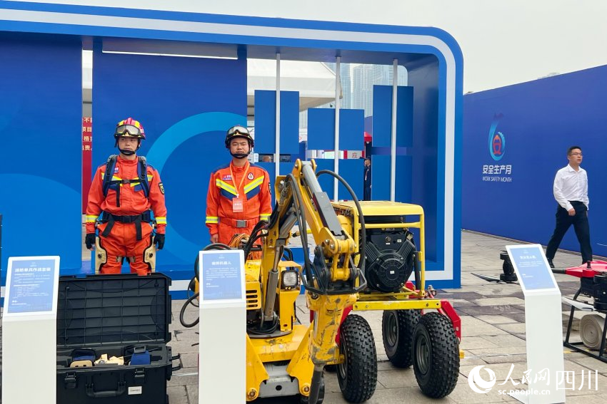 應急裝備展示區展示的先進裝備。人民網 趙祖樂攝