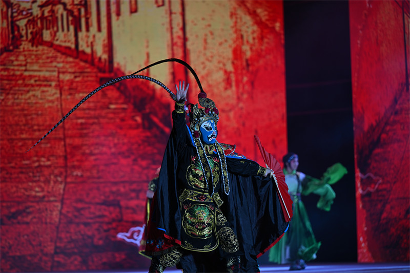 演員在舞臺上展示的變臉技藝。廣安市融媒體中心供圖