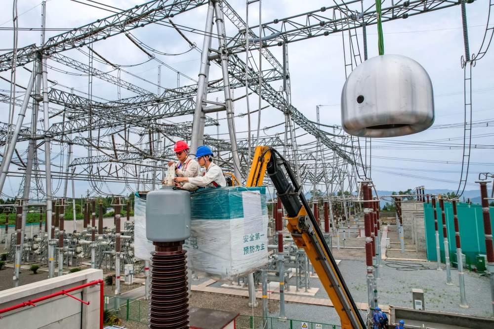 國網巴中供電公司員工正在安裝均壓罩。王志剛攝
