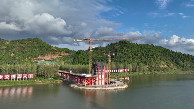 由四川鐵建承建的成達萬高鐵8標嘉陵江特大橋，全長6224.98米，主橋主跨328米，為時速350公里雙線混合梁矮塔斜拉橋的同類型世界第一。四川鐵建供圖