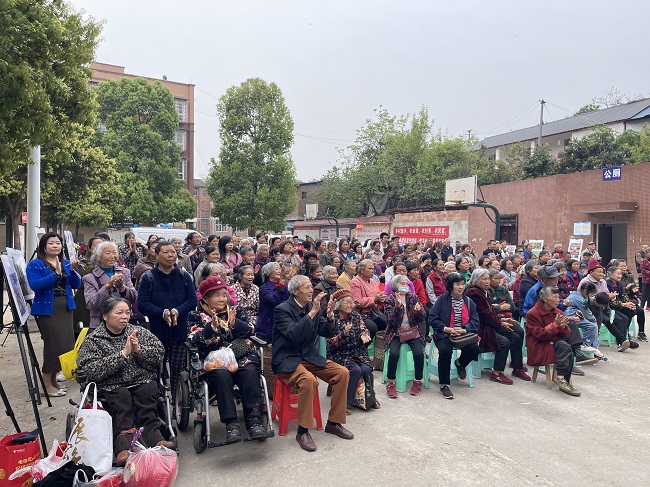 群眾為節目喝彩、鼓掌。張慶麟供圖