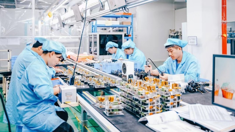 成都產業集團參與組建的蜂鳥中試平臺生產線。成都產業集團供圖