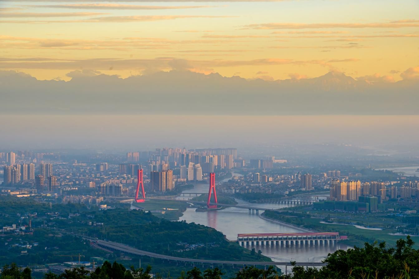遠眺金堂。鐘偉攝