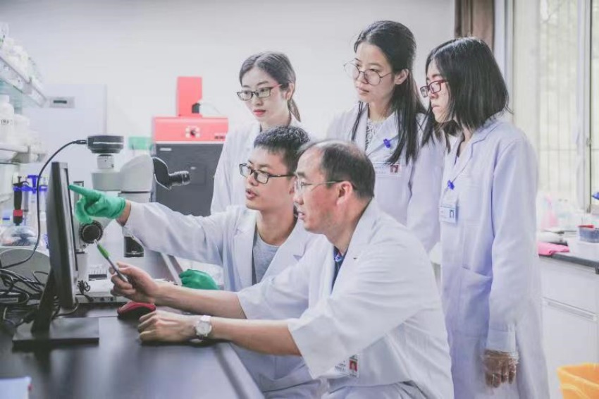 徐勇教授團隊在代謝性血管疾病川渝共建重點實驗室開展討論。西南醫科大學附屬醫院供圖