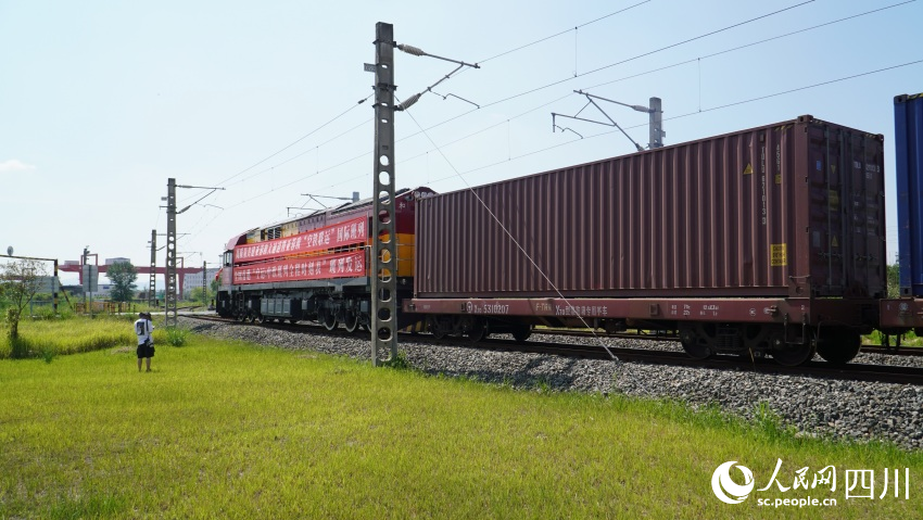 亞蓉歐“空鐵聯運”國際班列在蓉首發。人民網 趙祖樂攝