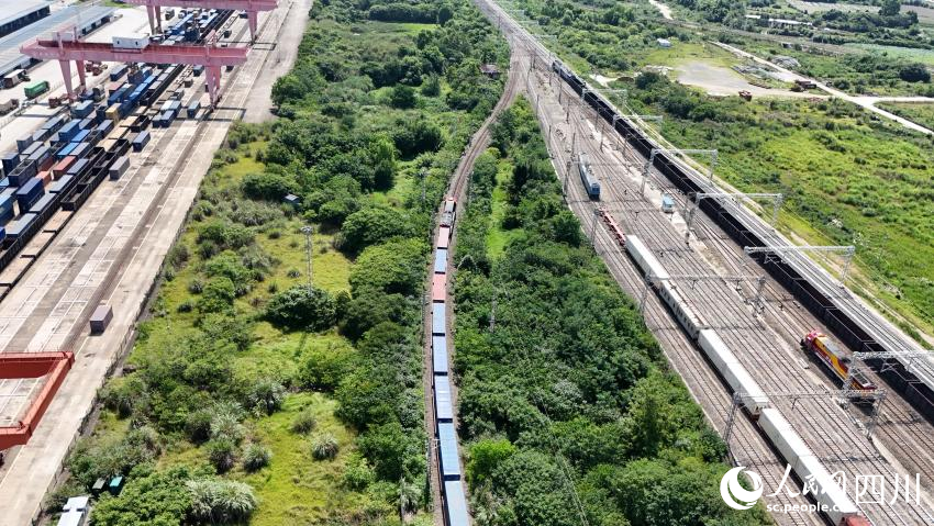 亞蓉歐“空鐵聯運”國際班列在蓉首發。實習生 舒鑫攝