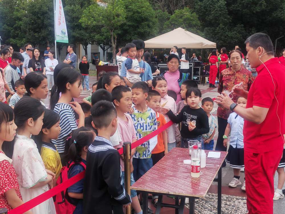 向社會公眾普及油氣知識。中國石化西南石油局供圖