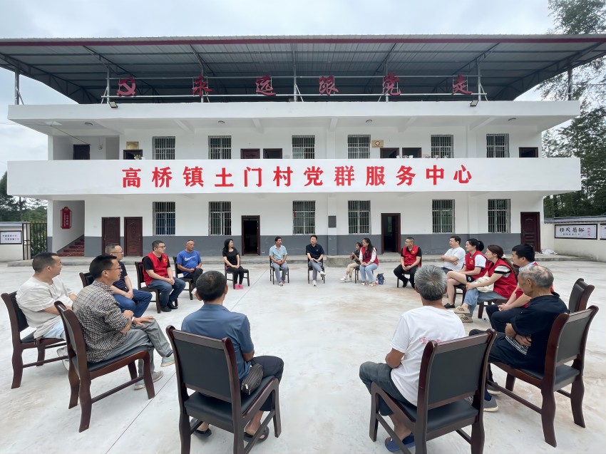 南江煙草黨支部與土門村黨支部開展壩壩會。南江縣煙草專賣局供圖