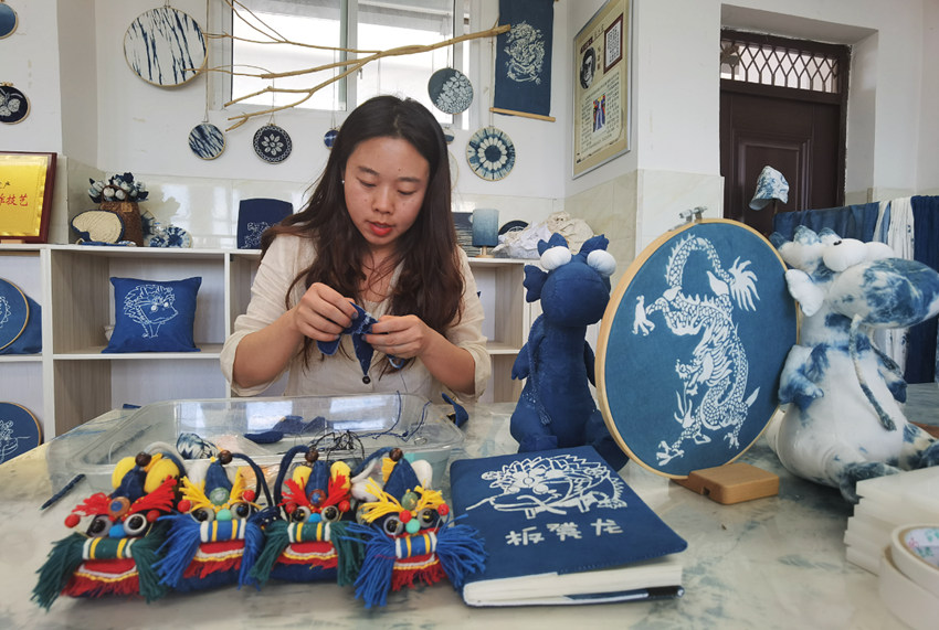 余思思將扎染技藝帶到了課堂中。楊理攝