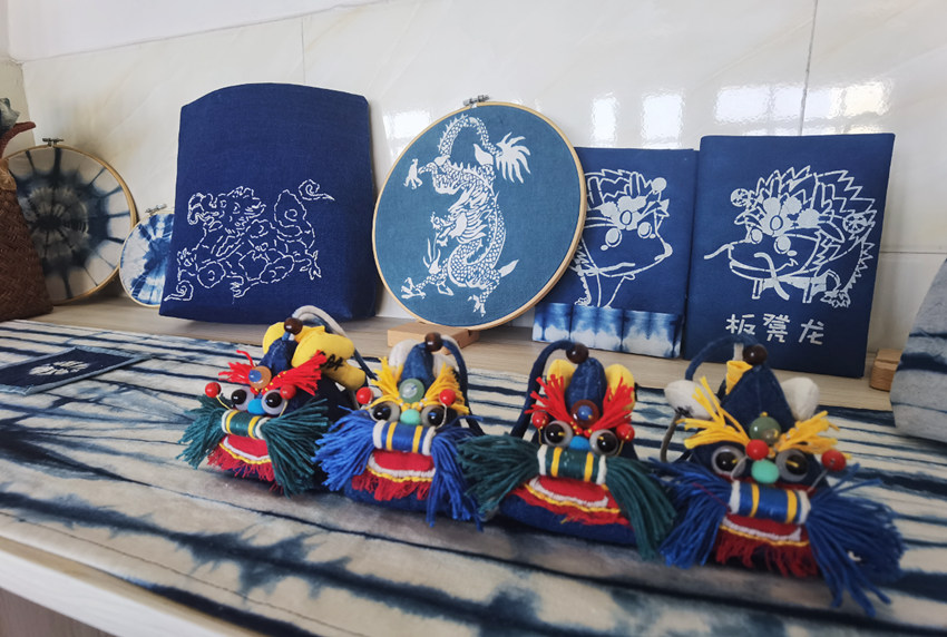 扎染龍元素布藝作品。楊理攝