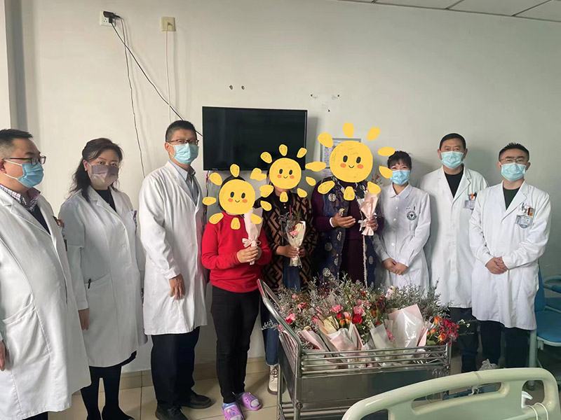 給病人及家屬送花。四川省腫瘤醫院供圖