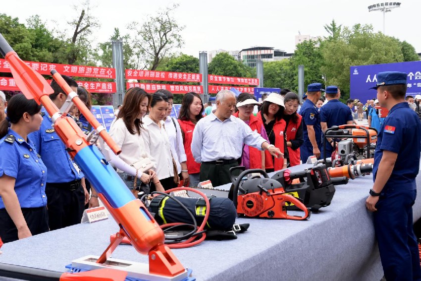 市民熱情參與安全宣講活動。四川省應急管理廳供圖