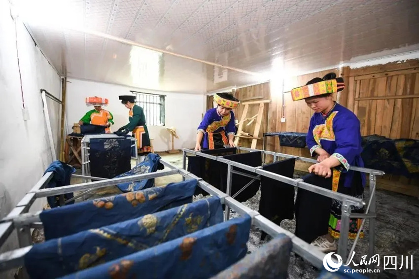 苗家兒女晾曬蠟染作品。曾剛攝