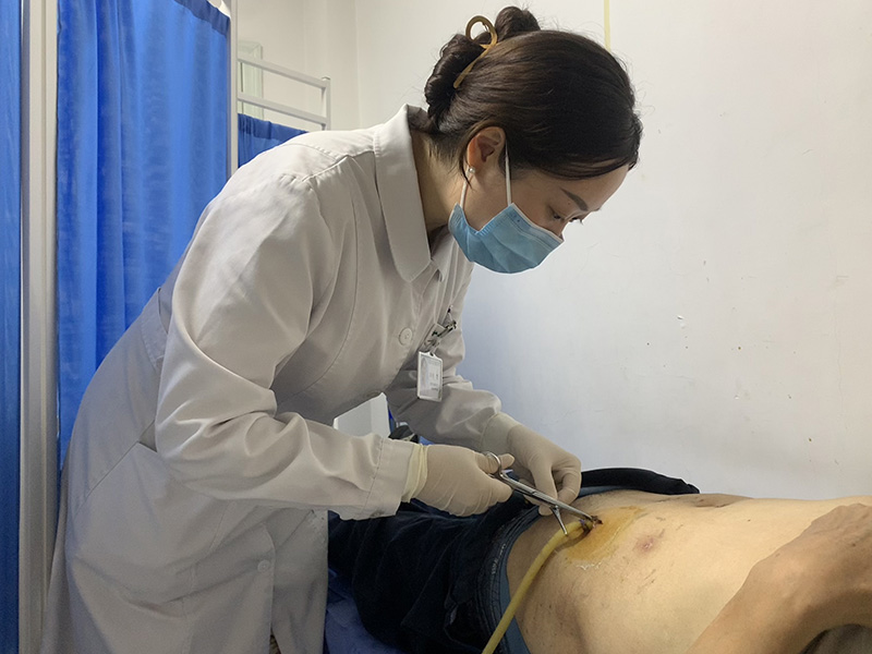 為病人做造口護理的楊慧。受訪者供圖