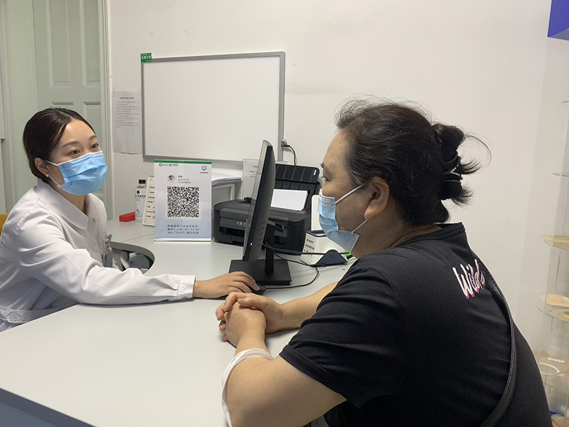 楊慧正在為病人做相關咨詢。受訪者供圖