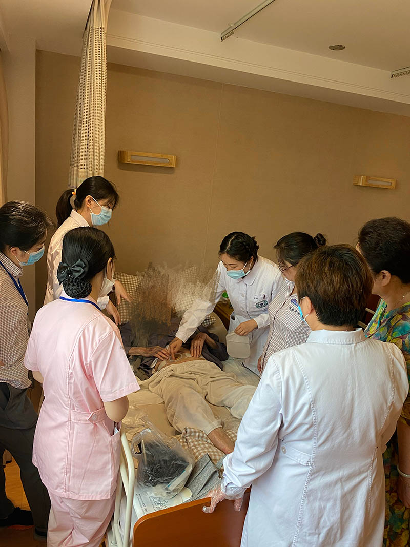 楊慧領隊為某養老院高齡回腸造口患者護理指導和培訓。受訪者供圖