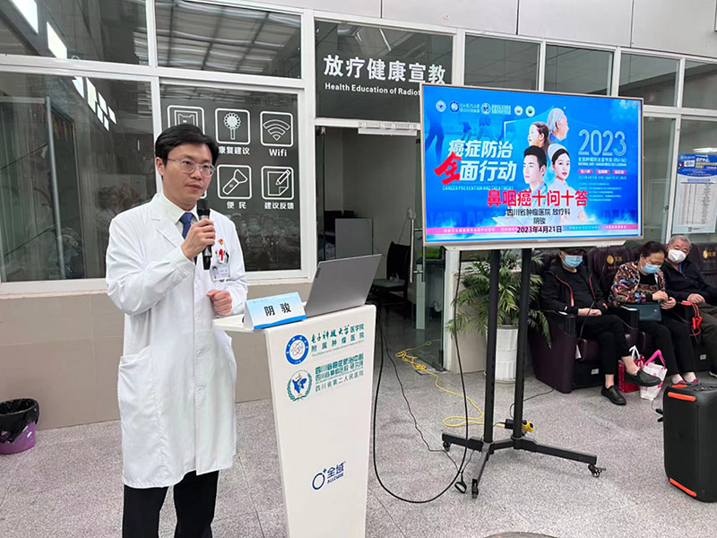 陰駿做健康宣講。受訪者供圖